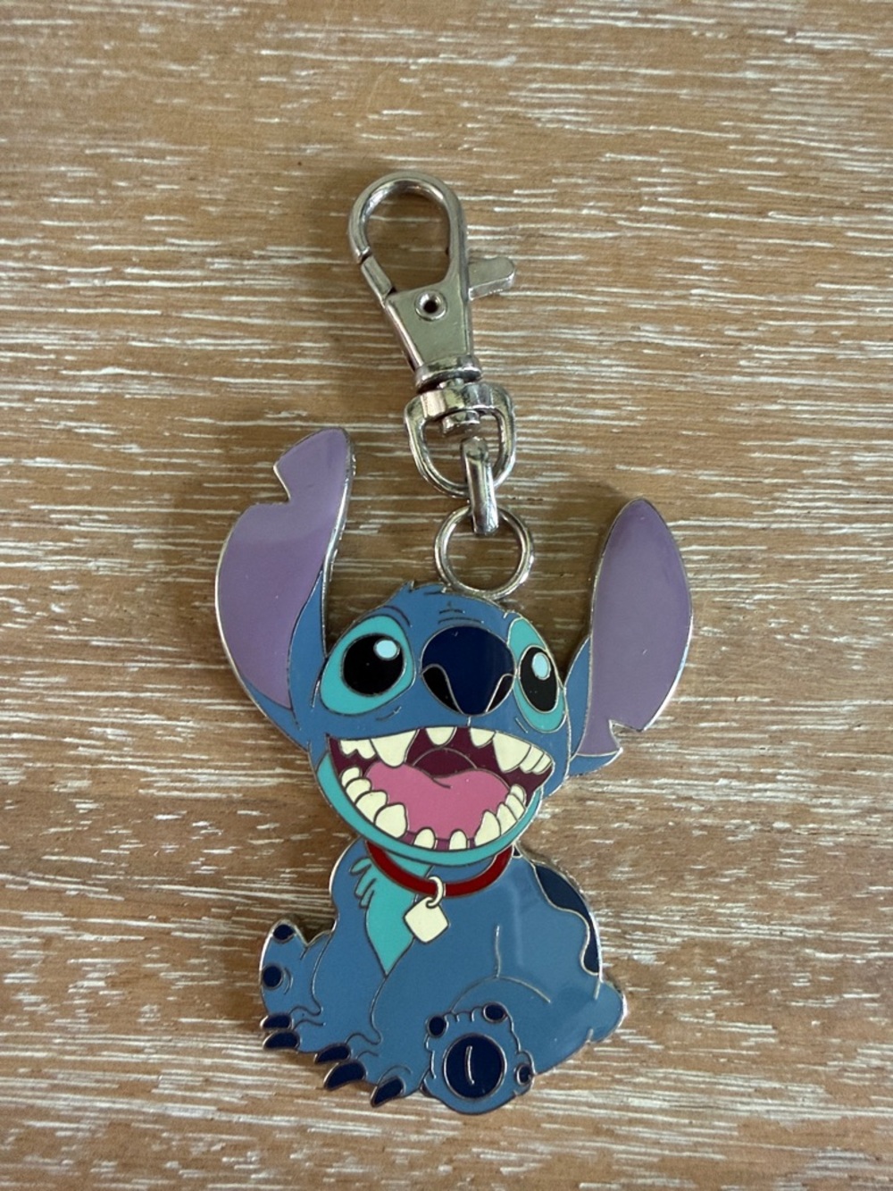 EUC Vintage 2004 Disney Stitch Enamel Official Pin Trading Key/Lanyard Chain
